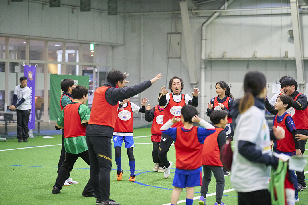 石川直宏さんとゴールパフォーマンスで盛り上がるチーム