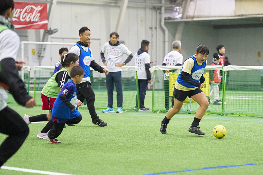 まぜこぜサッカーの様子、ドリブルで攻め込む女子選手