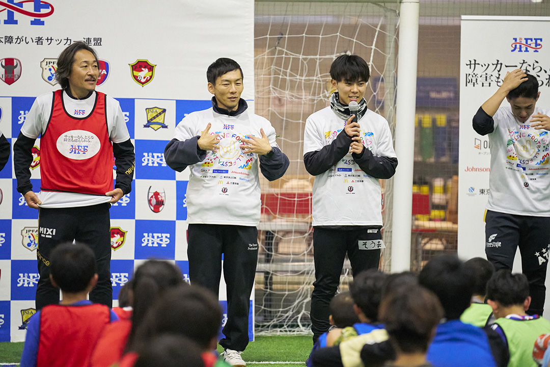 セレモニーでの立川アスレティックFC・伊藤蒼馬選手