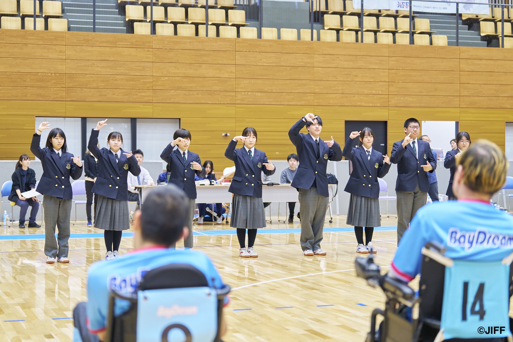 御成門中学校の生徒による手話合唱での応援