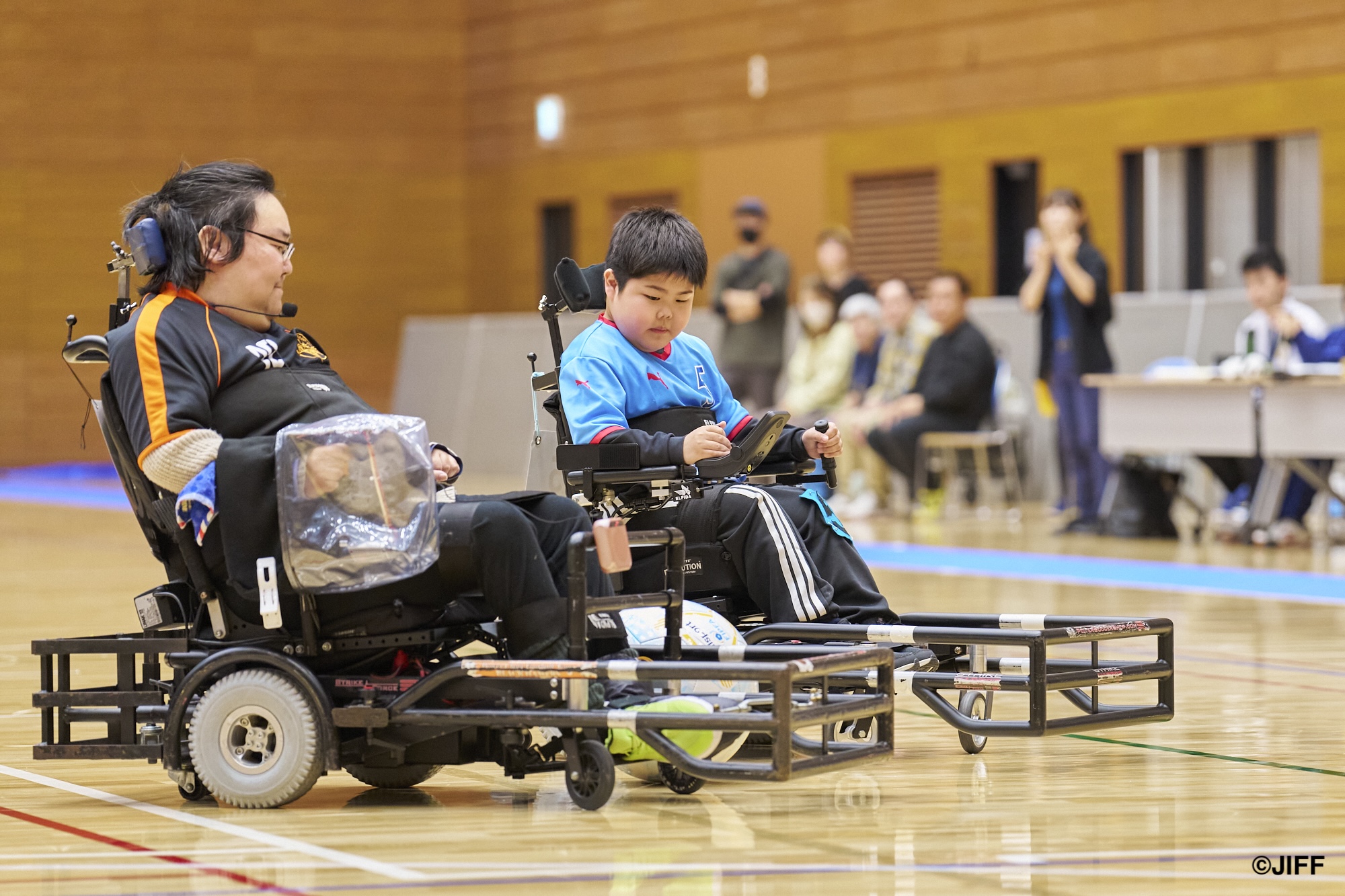 電動車椅子サッカー試合での競り合い