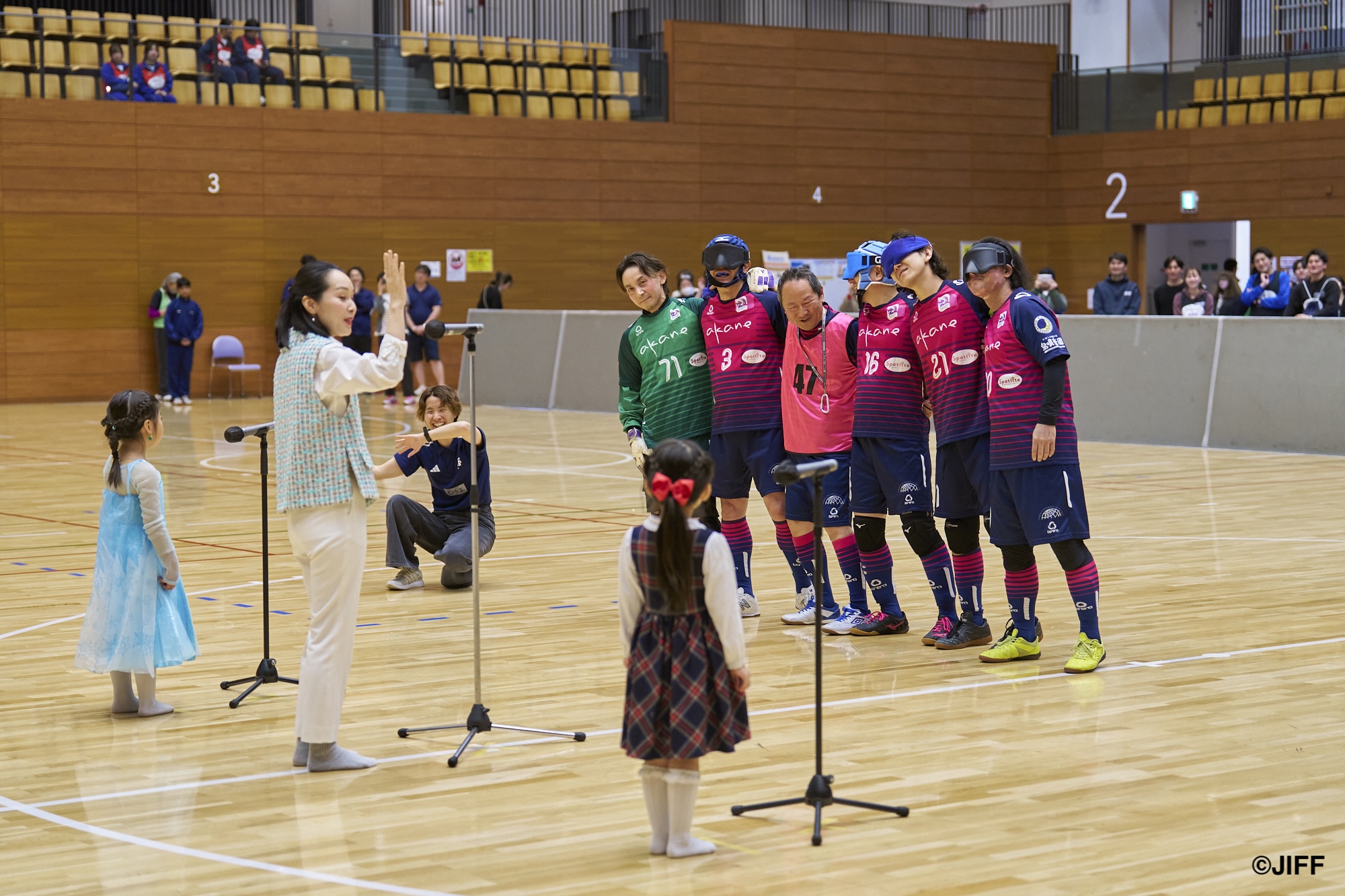 幼稚園児と表現の先生による歌のエール