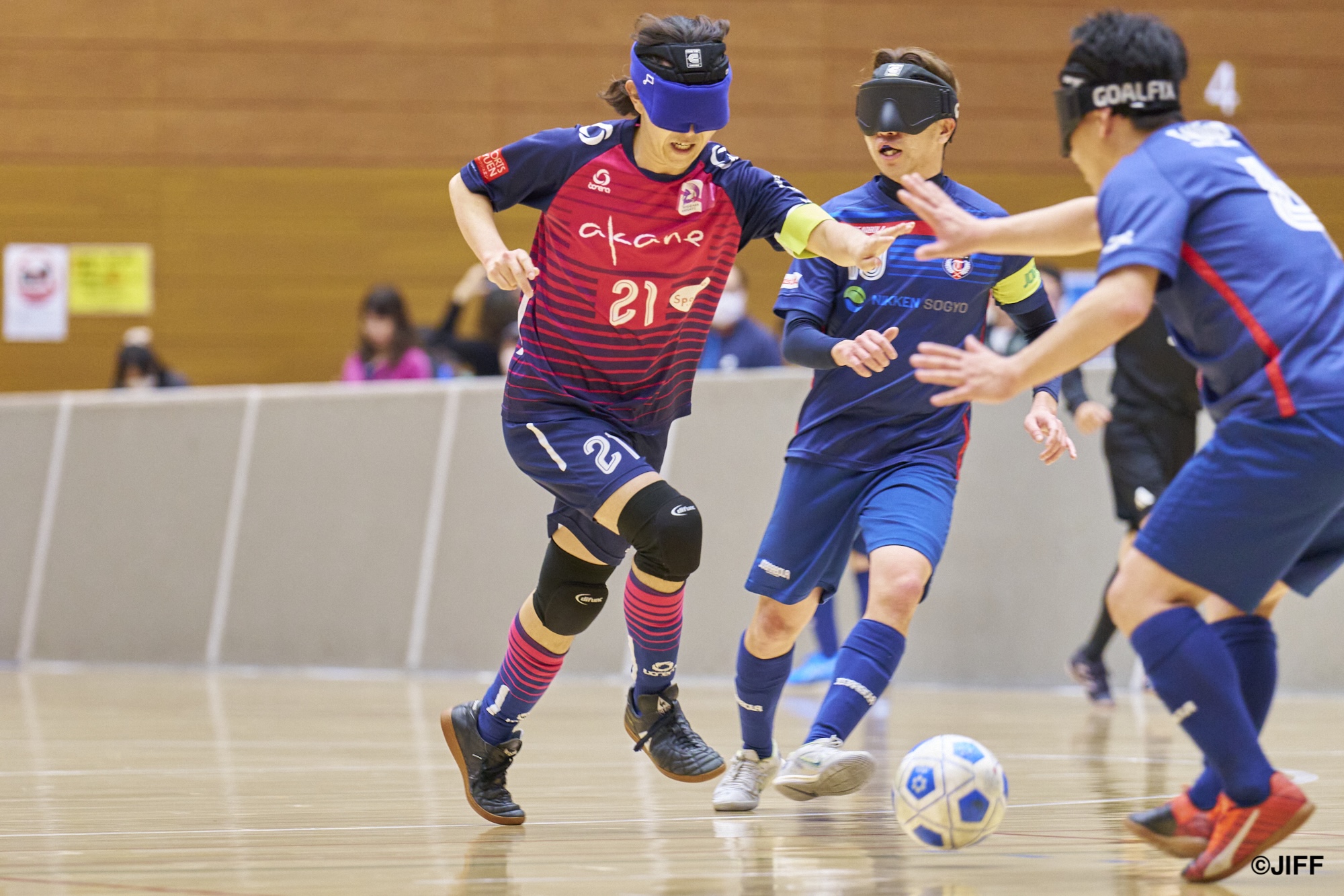 ブラインドサッカー試合、攻め上がる乃木坂チーム