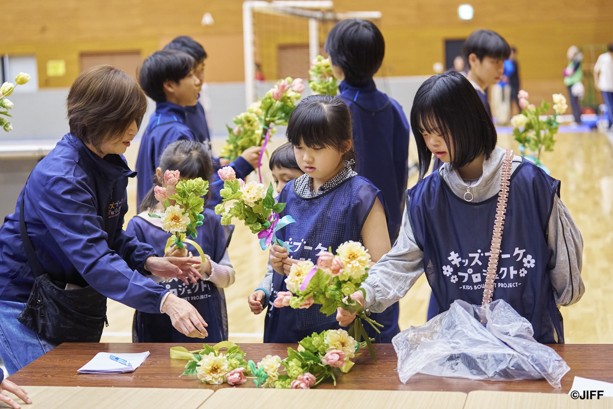 ユニバーサルデザインブーケを準備する学生