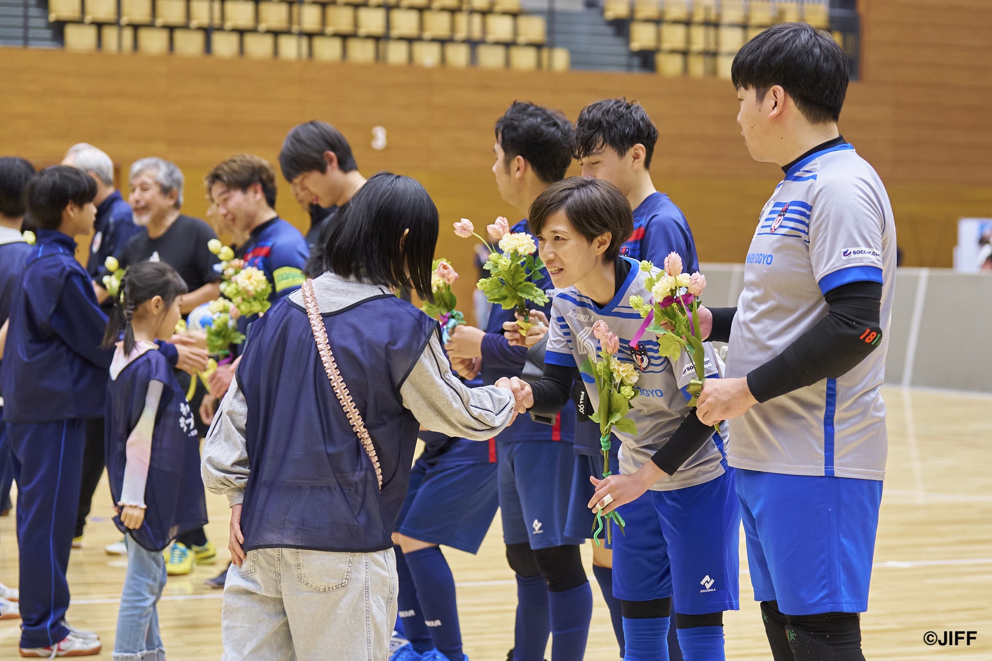 ブラインドサッカー試合後のユニバーサルデザインブーケの贈呈