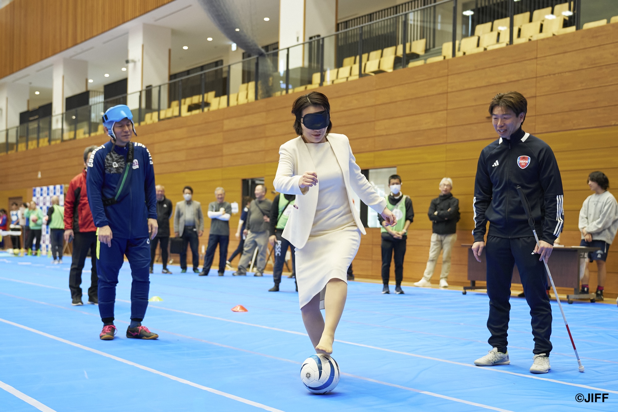ブラインドサッカーを体験する清家区長